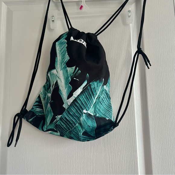 3/$29 🩵 Tropical Sports Drawstring Bag - Picture 4 of 4